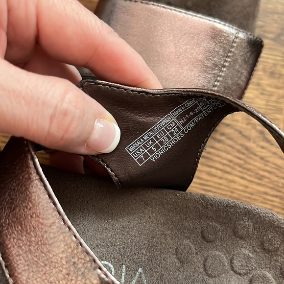 Metallic sandals - Picture 6 of 6